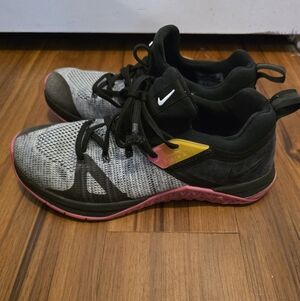 Nike Women's Black and Pink Athletic Shoes